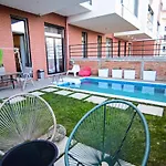 Stylish Two Bedroom House With Private Pool *