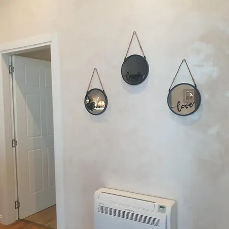 Stylish Two Bedroom House With Private Pool فيلة تيرانا